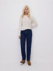 Sweter z ozdobnym splotem - kremowy. Białe swetry damskie Reserved, l, bez wzorów, z dzianiny, bez kołnierzyka, bez ramiączek, bez kaptura. Za 99.99 zł.