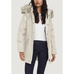 Parka Kobieta ONLY ONLNEWKATY PARKA LIFE OTW CC. Brązowe parki damskie Only, na zimę, bez wzorów, bez kaptura. W wyprzedaży za 380.60 zł.