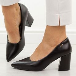 Czarne czółenka damskie Potocki 41314. Czarne czółenka damskie POTOCKI, bez wzorów, ze skóry, eleganckie, bez obcasa, na słupku, bez zapięcia. Za 199.00 zł.