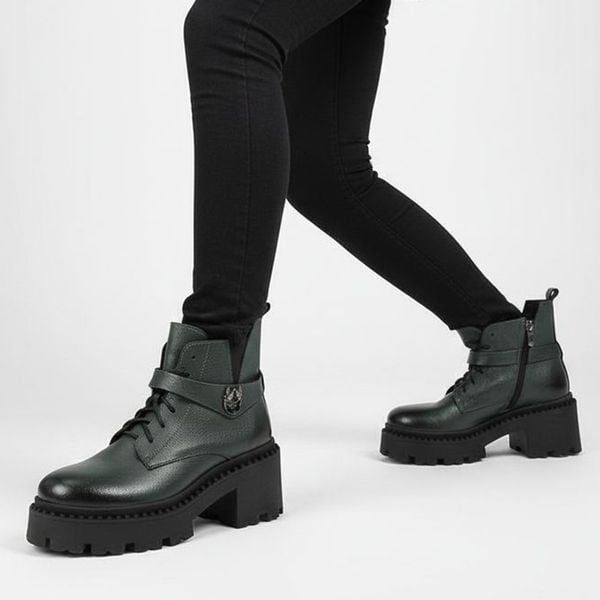 Botki damskie Armodo, skórzane na klocku za kostkę z okrągłym noskiem i na zamek, oliwkowe, 60557-V. Zielone kozaki damskie Armodo, ze skóry, z okrągłym noskiem, za kostkę, bez obcasa, na obcasie. Za 373.99 zł.