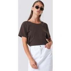 NA-KD T-shirt z odkrytymi plecami - Brown. T-shirty damskie marki NA-KD. W wyprzedaży za 21.18 zł.