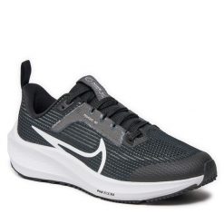 Buty do biegania Nike. Czarne obuwie sportowe damskie Nike, bez wzorów, do biegania. Za 359.99 zł.