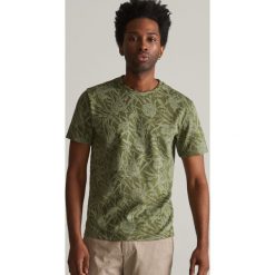 T-shirt ze strukturalnym nadrukiem - Zielony. Zielone t-shirty męskie marki Reserved, bez wzorów, bez kołnierzyka. Za 79.99 zł.