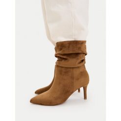 Botki Nine West. Brązowe botki damskie Nine West, bez obcasa, na szpilce, bez zapięcia. Za 299.99 zł.