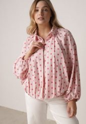 Różowa Bluza w Groszki z Wiskozą o Nietoperzowym Kroju z Kołnierzykiem Rayo. Czerwone bluzy damskie Born2be, l, bez wzorów, z jeansu, bez kaptura. Za 189.99 zł.