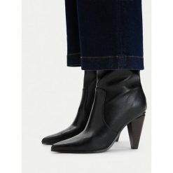 Botki MEXX. Czarne botki damskie Mexx, bez obcasa, na słupku, bez zapięcia. Za 379.99 zł.