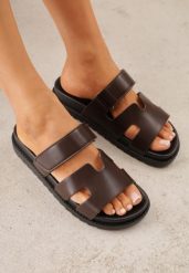 Ciemnobrązowe Klapki na Platformie z Geometrycznymi Paskami Neorith. Brązowe klapki damskie Renee, bez wzorów, z jeansu, bez obcasa, na platformie. Za 79.99 zł.