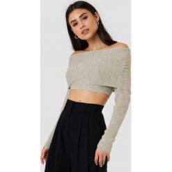 NA-KD Krótki sweter z wywijanym dekoltem - Beige. Brązowe swetry damskie NA-KD, z dzianiny. Za 80.95 zł.