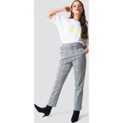 NA-KD Classic Spodnie z wysokim stanem i paskiem - Grey. Spodnie materiałowe damskie marki NA-KD Classic. Za 161.95 zł.