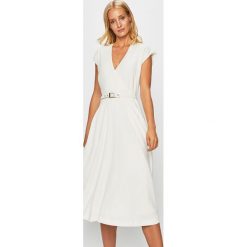 Marciano Guess - Sukienka. Białe sukienki damskie Marciano Guess, z aplikacjami, z elastanu, casualowe, bez kołnierzyka, bez ramiączek. W wyprzedaży za 579.90 zł.