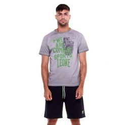 T-shirt męski w starym kolorze Indigo. Szare buty sportowe męskie LEONE 1947 APPAREL, m, bez wzorów, retro, bez kołnierzyka. Za 96.83 zł.