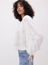 Bawełniana bluzka z haftem - złamana biel. Bluzki damskie Reserved, l, bez wzorów, z bawełny, bez kołnierzyka, bez ramiączek. Za 139.99 zł.