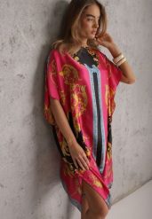 Fuksjowe Ponczo z Satyny z Jedwabiem Wiskozą i Geometrycznym Printem Doreleia. Czerwone swetry damskie Renee, uniwersalny, bez wzorów, z satyny, eleganckie, bez kołnierzyka, bez ramiączek, bez kaptura. Za 59.99 zł.