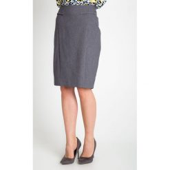 Szara elegancka spódnica QUIOSQUE. Szare spódnice damskie QUIOSQUE, w kropki, z satyny, biznesowe. W wyprzedaży za 59.99 zł.