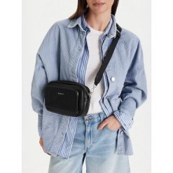 Torebka Roxy. Czarne torebki do ręki damskie Roxy, bez wzorów, bez dodatków. Za 99.99 zł.