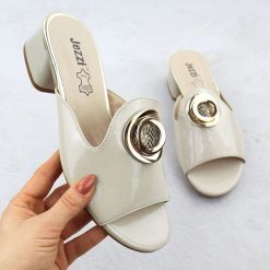 Klapki na klocku z ozdobą lakierowane beżowe Jezzi 214. Brązowe klapki damskie Jezzi, z aplikacjami, z lakierowanej skóry, eleganckie, bez obcasa. Za 132.99 zł.