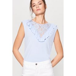 Top z koronkowym dekoltem - Niebieski. Bluzki damskie marki Mohito, z koronki. W wyprzedaży za 49.99 zł.