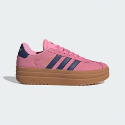 Buty VL Court Bold. Czerwone obuwie sportowe damskie Adidas, bez wzorów, ze skóry, trekkingowe. Za 379.99 zł.