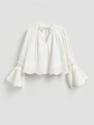 Bawełniana bluzka z ozdobnym rękawem - biały. Białe bluzki damskie Reserved, l, bez wzorów, z bawełny, bez kołnierzyka, bez ramiączek. Za 199.99 zł.