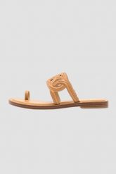 MICHAEL KORS Brązowe klapki Alma Flat Sandal. Brązowe klapki damskie Michael Kors, bez wzorów, bez obcasa. W wyprzedaży za 559.99 zł.