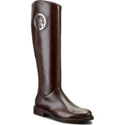 Oficerki GUESS - Carina FLCAR4 LEA11 DBROW. Brązowe kozaki damskie Guess, ze skóry. W wyprzedaży za 629.00 zł.