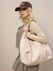Torebka hobo w minimalistycznym stylu - kremowy. Białe torebki do ręki damskie Sinsay, bez wzorów, bez dodatków. Za 59.99 zł.