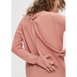 Sweter z wiązaniem - Różowy. Swetry damskie Sinsay. W wyprzedaży za 19.99 zł.
