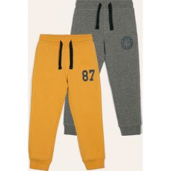 Blukids - Spodnie dziecięce 98-134 cm (2 pack). Żółte spodnie materiałowe dla chłopców Blukids, bez wzorów, z bawełny. Za 69.90 zł.