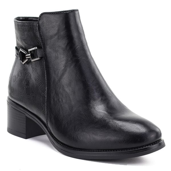 Skórzane botki damskie na klocku czarne Jezzi OL23-8. Czarne botki damskie Jezzi, ze skóry, bez obcasa, bez zapięcia. Za 229.99 zł.