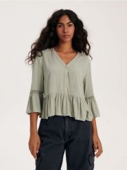 Bluzka z wiskozy - oliwkowy. Zielone bluzki damskie Reserved, l, bez wzorów, z tkaniny, bez kołnierzyka, bez ramiączek. W wyprzedaży za 59.99 zł.