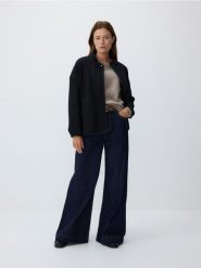 Kurtka oversize z wełną - czarny. Czarne kurtki damskie Reserved, l, bez wzorów, z tkaniny, bez kaptura. W wyprzedaży za 159.99 zł.