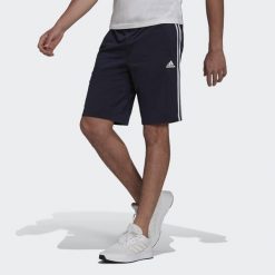 Spodenki rozgrzewające z 3 paskami adidas Essentials. Białe krótkie spodenki sportowe męskie Adidas, s, bez wzorów, na fitness i siłownię. Za 111.00 zł.