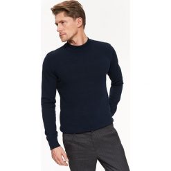 SWETER PÓŁGOLF O GŁADKIEJ STRUKTURZE. Swetry przez głowę męskie marki TOP SECRET. W wyprzedaży za 29.99 zł.