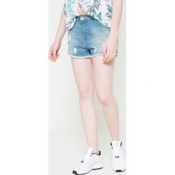 Wrangler - Szorty. Szare szorty damskie Wrangler, z aplikacjami, z bawełny, casualowe. W wyprzedaży za 119.90 zł.