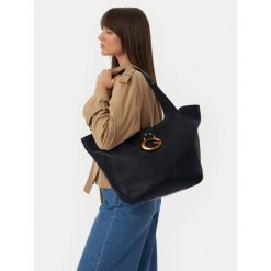 Torebka Guess. Czarne torebki do ręki damskie Guess, z aplikacjami, bez dodatków. Za 714.99 zł.