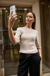 Prążkowany sweter z bufiastymi rękawami beżowy. Brązowe swetry damskie MOODO, l, bez wzorów, prążkowane, bez kołnierzyka, bez ramiączek, bez kaptura. Za 109.99 zł.