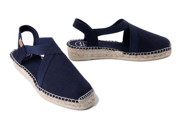 TONI PONS VERONA navy, espadryle damskie. Niebieskie sandały damskie Toni Pons, bez wzorów, bez obcasa, na koturnie, bez zapięcia. Za 220.92 zł.