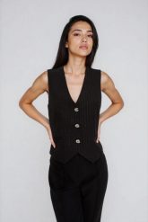 Kamizelka z ozdobnymi guzikami czarna. Czarne żakiety damskie MOODO, l, bez wzorów, z elastanu. Za 129.99 zł.