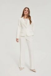 Elegancki garnitur biały. Białe żakiety damskie MOODO, uniwersalny, bez wzorów, z elastanu, eleganckie. W wyprzedaży za 269.98 zł.