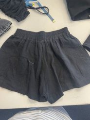 Krótkie spodenki zmuślinu w kolorze CZARNYM - CANO-S. Czarne szorty damskie Marsala, s, bez wzorów, z bawełny, klasyczne. Za 159.90 zł.