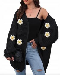 Modny sweter damski kardigan czarny black w kwiaty 3D uniwersalny. Czarne kardigany damskie Pan i Pani Gadżet, uniwersalny, bez wzorów, bez kołnierzyka, bez ramiączek, bez kaptura. Za 134.65 zł.