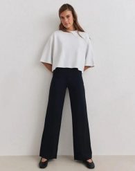 Damskie spodnie z wysokim stanem, szerokie nogawki, dla wysokich Luxe czarne. Czarne spodnie materiałowe damskie Aim'n, s, bez wzorów, z elastanu, na fitness i siłownię. Za 516.00 zł.