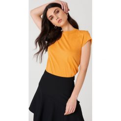 NA-KD Basic T-shirt z surowym wykończeniem - Orange. Pomarańczowe t-shirty damskie NA-KD Basic, z bawełny, z okrągłym kołnierzem. W wyprzedaży za 37.07 zł.