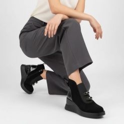 Botki damskie S. Barski, na koturnie z gumą w cholewce lakierowanej ze skóry, czarne, MR52-106. Czarne kozaki damskie S.BARSKI, z gumy, bez obcasa, na koturnie. Za 254.99 zł.