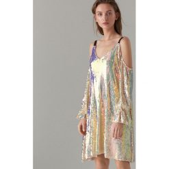 Cekinowa sukienka open shoulder - Wielobarwn. Sukienki damskie marki Mohito. Za 169.99 zł.