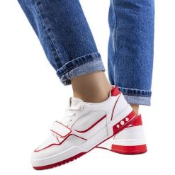 Czerwone sneakersy damskie Kadie białe. Białe trampki i tenisówki damskie bez wzorów, ze skóry ekologicznej, sportowe, bez zapięcia. Za 83.50 zł.