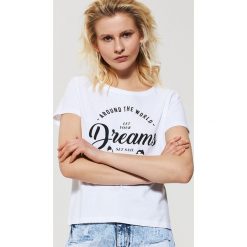 Koszulka z napisem - Biały. Białe t-shirty damskie House, z napisami. W wyprzedaży za 15.99 zł.