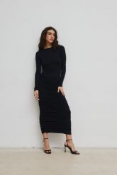 Sukienka z marszczeniami w kolorze TOTALLY BLACK - PIURA-S/M. Czarne sukienki damskie Marsala, na spotkanie biznesowe, m, bez wzorów, z elastanu, eleganckie, bez kołnierzyka, bez ramiączek, maxi. Za 429.90 zł.