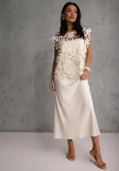 Jasnobeżowa Bawełniano-Wiskozowa Sukienka Slip Dress z Ozdobną Narzutką Sagossia. Brązowe trampki i tenisówki damskie Renee, z aplikacjami, z bawełny, bez zapięcia. Za 229.99 zł.