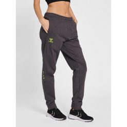 Damskie spodnie dresowe bawełniane Hummel hmlOFFGrid. Szare spodnie dresowe damskie Hummel, l, bez wzorów, z bawełny, do biegania. Za 152.50 zł.